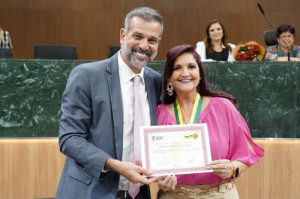 Professora Gislene Fonseca é homenageada com a Comenda Berenice Artiaga