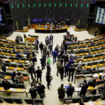 PEC do fim da escala 6×1 ultrapassa mínimo de assinaturas necessárias para tramitação na Câmara