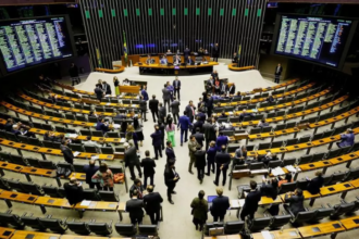 PEC do fim da escala 6×1 ultrapassa mínimo de assinaturas necessárias para tramitação na Câmara