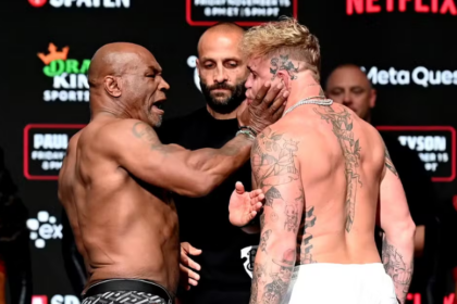 Mike Tyson dá tapa no rosto de Jake Paul em pesagem cerimonial Mike Tyson dá tapa no rosto de Jake Paul em pesagem cerimonial