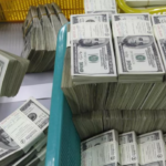 Dólar acompanha exterior e fecha em baixa ante o real