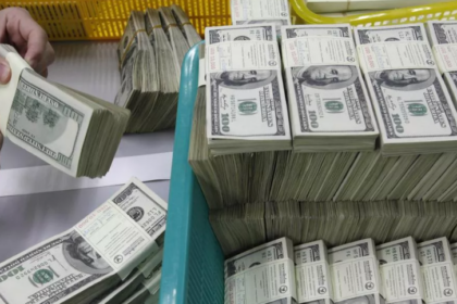 Dólar acompanha exterior e fecha em baixa ante o real Dólar acompanha exterior e fecha em baixa ante o real