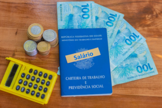 Salário mínimo pode subir para R$ 1.521 em 2025, apontam projeções Salário mínimo pode subir para R$ 1.521 em 2025, apontam projeções