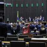 Oposição a Lula se divide em relação à PEC que acaba com escala 6×1 Oposição a Lula se divide em relação à PEC que acaba com escala 6×1