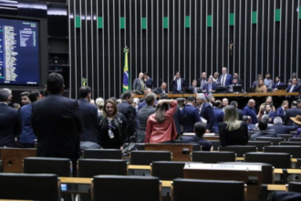 Oposição a Lula se divide em relação à PEC que acaba com escala 6×1 Oposição a Lula se divide em relação à PEC que acaba com escala 6×1