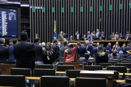 Oposição a Lula se divide em relação à PEC que acaba com escala 6×1 Oposição a Lula se divide em relação à PEC que acaba com escala 6×1