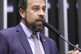 Esquerda está perdendo a guerra cultural para a extrema-direita, avalia Guilherme Boulos Esquerda está perdendo a guerra cultural para a extrema-direita, avalia Guilherme Boulos