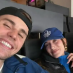 Justin Bieber e Hailey ignoram rumores de crise no casamento, diz site