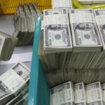 Dólar dispara e bate R$ 5,92 com notícia de isenção do IR até R$ 5 mil