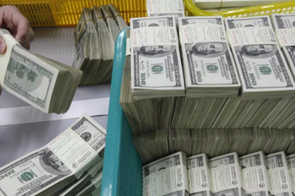 Dólar dispara e bate R$ 5,92 com notícia de isenção do IR até R$ 5 mil Dólar dispara e bate R$ 5,92 com notícia de isenção do IR até R$ 5 mil