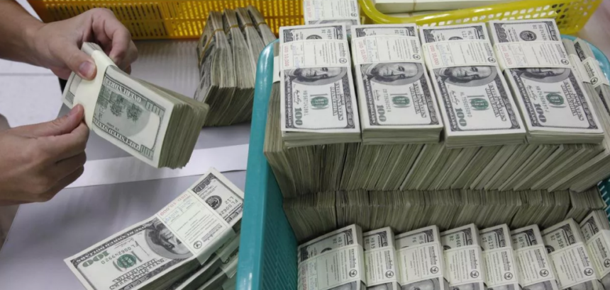 Dólar dispara e bate R$ 5,92 com notícia de isenção do IR até R$ 5 mil Dólar dispara e bate R$ 5,92 com notícia de isenção do IR até R$ 5 mil