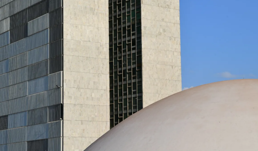 Governo confirma que renda acima de R$ 50 mil será taxada em 10% Governo confirma que renda acima de R$ 50 mil será taxada em 10%