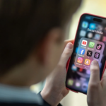 Austrália aprova lei inédita no mundo para proibir redes sociais a menores de 16 Austrália aprova lei inédita no mundo para proibir redes sociais a menores de 16