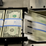 Dólar bate R$ 6 pela 1ª vez na história com pacote fiscal e isenção do IR; bolsa cai Dólar bate R$ 6 pela 1ª vez na história com pacote fiscal e isenção do IR; bolsa cai