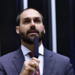 Eduardo Bolsonaro apela para que governo Milei dê refúgio a brasileiros foragidos pelos atos golpistas do 8 de janeiro Eduardo Bolsonaro apela para que governo Milei dê refúgio a brasileiros foragidos pelos atos golpistas do 8 de janeiro