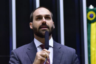 Eduardo Bolsonaro apela para que governo Milei dê refúgio a brasileiros foragidos pelos atos golpistas do 8 de janeiro Eduardo Bolsonaro apela para que governo Milei dê refúgio a brasileiros foragidos pelos atos golpistas do 8 de janeiro