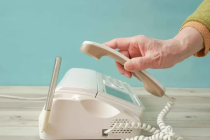 Golpistas são enganados por IA que imita idosa ao telefone; entenda