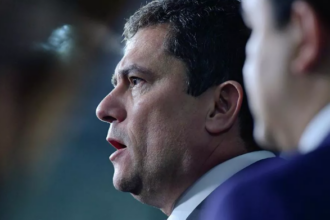 Moro não se cansa de passar vergonha: ataca a economia forte de Lula e defende a polícia selvagem de SP