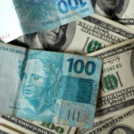 Após disparada, dólar renova máxima histórica e vai a R$ 6,07 Após disparada, dólar renova máxima histórica e vai a R$ 6,07