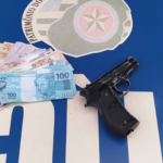Homem é preso no Setor Sul com notas falsas e simulacro de pistola após agredir companheira Homem é preso no Setor Sul com notas falsas e simulacro de pistola após agredir companheira