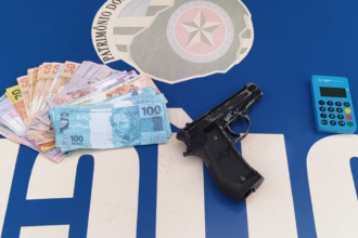 Homem é preso no Setor Sul com notas falsas e simulacro de pistola após agredir companheira Homem é preso no Setor Sul com notas falsas e simulacro de pistola após agredir companheira