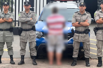 Homem usa facão para atacar esposa e acaba preso pela Polícia Militar Homem usa facão para atacar esposa e acaba preso pela Polícia Militar