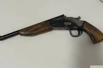 Casal com histórico criminal é preso por tráfico e porte ilegal de arma no Residencial Ipê