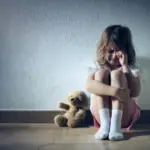 Criança de 9 anos denuncia abuso e é expulsa de casa pela própria mãe Criança de 9 anos denuncia abuso e é expulsa de casa pela própria mãe