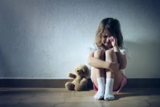 Criança de 9 anos denuncia abuso e é expulsa de casa pela própria mãe Criança de 9 anos denuncia abuso e é expulsa de casa pela própria mãe