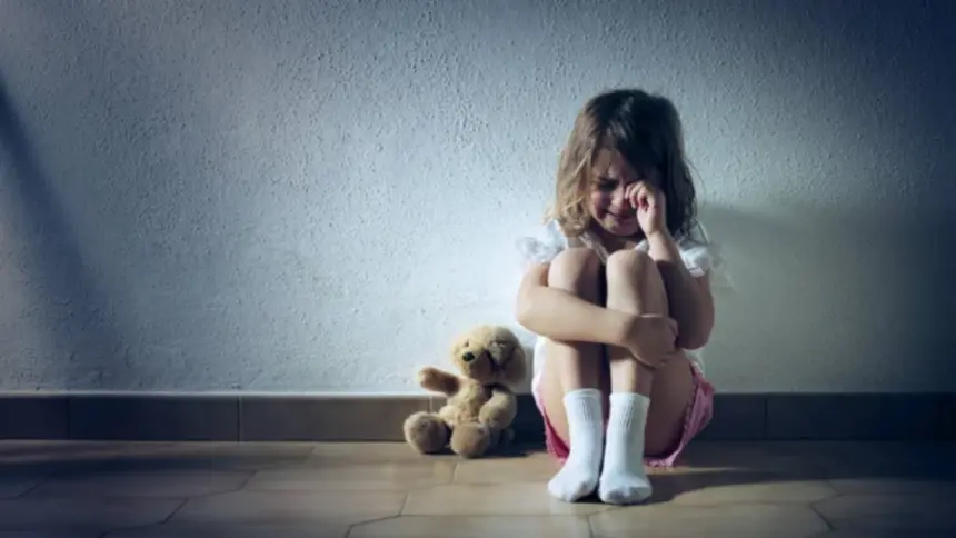 Criança de 9 anos denuncia abuso e é expulsa de casa pela própria mãe Criança de 9 anos denuncia abuso e é expulsa de casa pela própria mãe