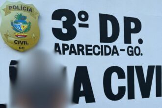 Homem é preso após agredir e ameaçar de morte vítima que tentou defender sua companheira Homem é preso após agredir e ameaçar de morte vítima que tentou defender sua companheira