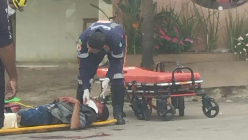 Grave acidente entre carro e moto é registrado próximo à rodoviária Grave acidente entre carro e moto é registrado próximo à rodoviária