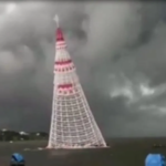 Árvore de Natal flutuante cai em Maricá e mata um funcionário durante tempestade Árvore de Natal flutuante cai em Maricá e mata um funcionário durante tempestade