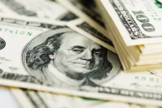 Mercado utiliza a taxa Ptax como referência, e não houve registro de transações com dólar a R$ 6,40