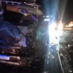 Motoristas morrem após colisão frontal entre caminhão e ônibus na BR-153 Motoristas morrem após colisão frontal entre caminhão e ônibus na BR-153