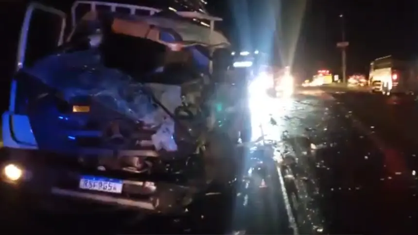 Motoristas morrem após colisão frontal entre caminhão e ônibus na BR-153 Motoristas morrem após colisão frontal entre caminhão e ônibus na BR-153