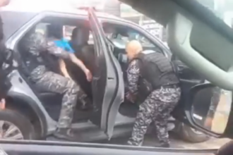 Policiais salvam menino de 2 anos que engasgou com pipoca no Rio de Janeiro Policiais salvam menino de 2 anos que engasgou com pipoca no Rio de Janeiro