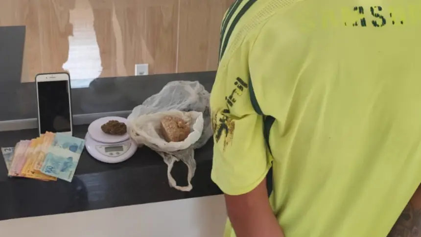 Polícia Militar prende homem por tráfico de drogas no Bairro Primavera Polícia Militar prende homem por tráfico de drogas no Bairro Primavera