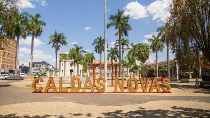 Prefeito de Caldas Novas sanciona lei que institui “taxa de turismo” Prefeito de Caldas Novas sanciona lei que institui “taxa de turismo”