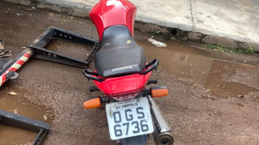 Veículo com placa de Anápolis é recuperado pela Polícia Militar em Goianésia Veículo com placa de Anápolis é recuperado pela Polícia Militar em Goianésia