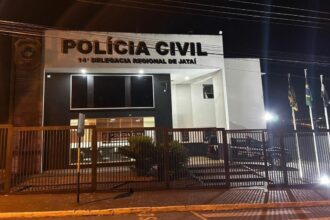 PCGO resgata criança e prende seu irmão, em Jataí, por entregá-la a usuários de drogas PCGO resgata criança e prende seu irmão, em Jataí, por entregá-la a usuários de drogas