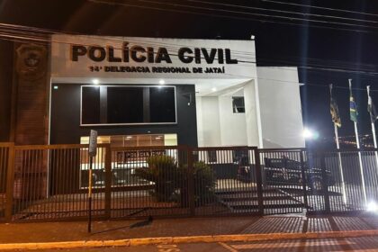 PCGO resgata criança e prende seu irmão, em Jataí, por entregá-la a usuários de drogas PCGO resgata criança e prende seu irmão, em Jataí, por entregá-la a usuários de drogas