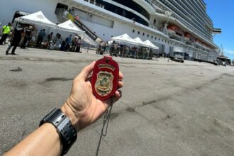 Polícia prende investigado por golpe do amor enquanto desembarcava de cruzeiro em Santos/SP