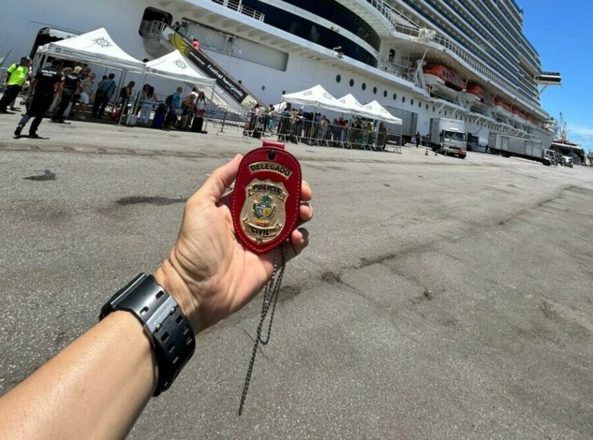 Polícia prende investigado por golpe do amor enquanto desembarcava de cruzeiro em Santos/SP Polícia prende investigado por golpe do amor enquanto desembarcava de cruzeiro em Santos/SP