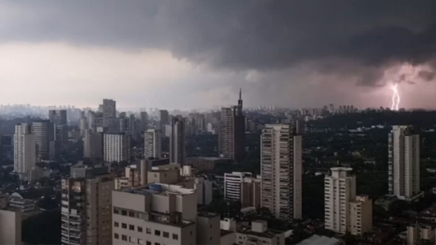 Tempestade em SP: Alagamentos, Carros Ilhados e Queda de Energia na Grande São Paulo Tempestade em SP: Alagamentos, Carros Ilhados e Queda de Energia na Grande São Paulo