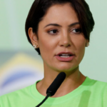 Bolsonaro sugere Michelle como candidata e planeja assumir Casa Civil Bolsonaro sugere Michelle como candidata e planeja assumir Casa Civil