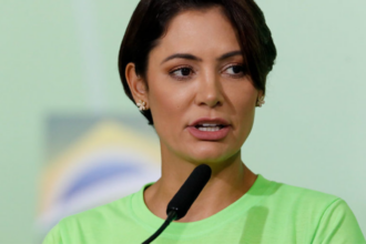 Bolsonaro sugere Michelle como candidata e planeja assumir Casa Civil