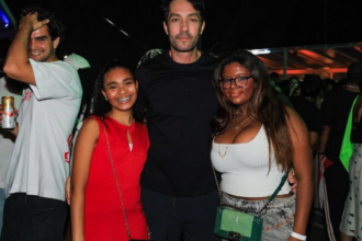 Filhas de Glória Maria Fazem Rara Aparição com Tutor