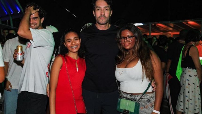 Filhas de Glória Maria Fazem Rara Aparição com Tutor