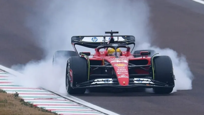 Lewis Hamilton se envolve em acidente e bate Ferrari durante testes da F1 em Barcelona Lewis Hamilton se envolve em acidente e bate Ferrari durante testes da F1 em Barcelona
